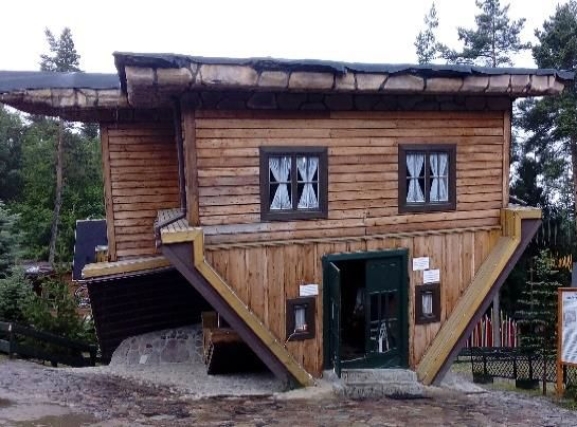 kašubu māja kājām gaisā
